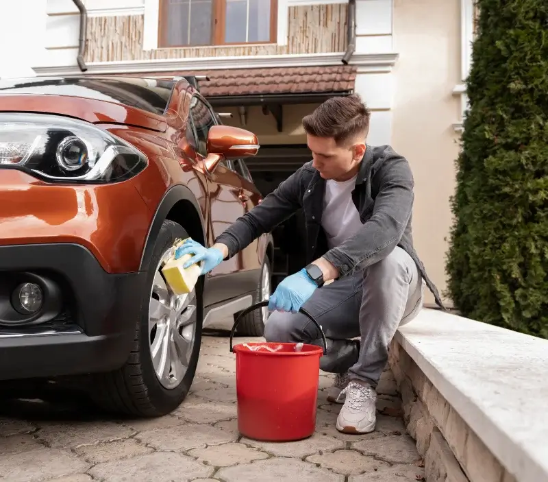 Lavage auto à domicile Lembras : professionnel intervenant sur un véhicule